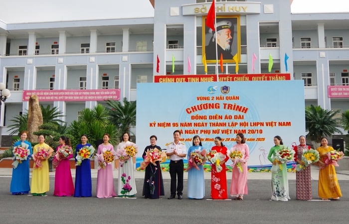 Vùng 2 Hải quân trao thưởng thi ảnh “Áo dài bên cánh sóng” và đồng diễn áo dài- Ảnh 1.