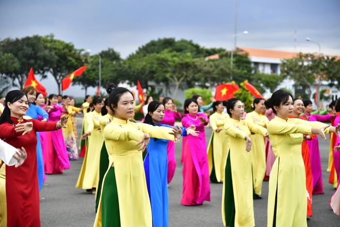 Vùng 2 Hải quân trao thưởng thi ảnh “Áo dài bên cánh sóng” và đồng diễn áo dài- Ảnh 2.