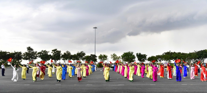 Vùng 2 Hải quân trao thưởng thi ảnh “Áo dài bên cánh sóng” và đồng diễn áo dài- Ảnh 4.