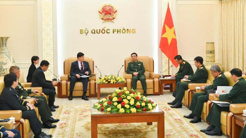 Ο Στρατηγός Phan Van Giang, μέλος του Πολιτικού Γραφείου, Αναπληρωτής Γραμματέας της Κεντρικής Στρατιωτικής Επιτροπής, Υπουργός Εθνικής Άμυνας, δέχθηκε τον κ. Irineo C. Espino, Αναπληρωτή Υπουργό Εθνικής Άμυνας των Φιλιππίνων.