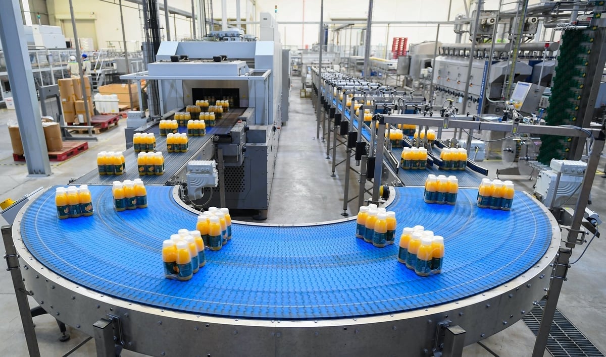 «Зелена» виробнича лінія в компанії Nui Tien Pure Water Company Limited. Фото: TH True milk. Dây chuyền sản xuất 'xanh' tại Công ty TNHH Nước tinh khiết Núi Tiên. Ảnh: TH True milk.