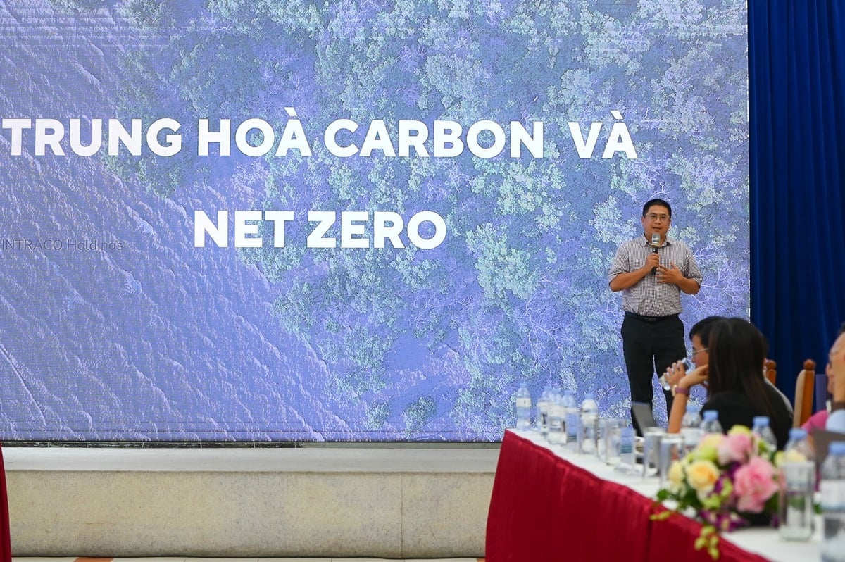 Ông Hoàng Anh Dũng, Tổng Giám đốc Công ty Intraco chia sẻ về trung hòa carbon và phát thải ròng bằng 0. Ảnh: Tùng Đinh.