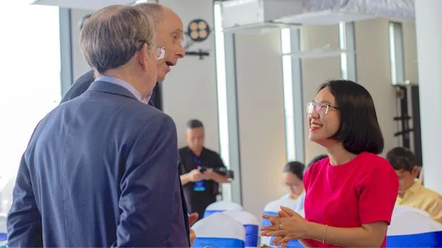 SIHUB की कार्यवाहक निदेशक सुश्री डांग थी लुआन ने अंतर्राष्ट्रीय विशेषज्ञों के साथ चर्चा की। फोटो: क्वांग हुई