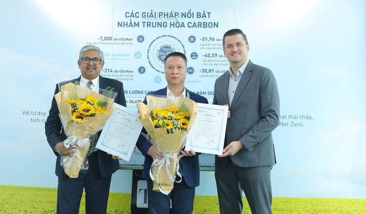 Tổ chức Control Union cấp chứng nhận trung hòa carbon theo tiêu chuẩn quốc tế PAS 2060:2014 đối với 2 doanh nghiệp chủ lực của Tập đoàn TH. Ảnh: Tùng Đinh.