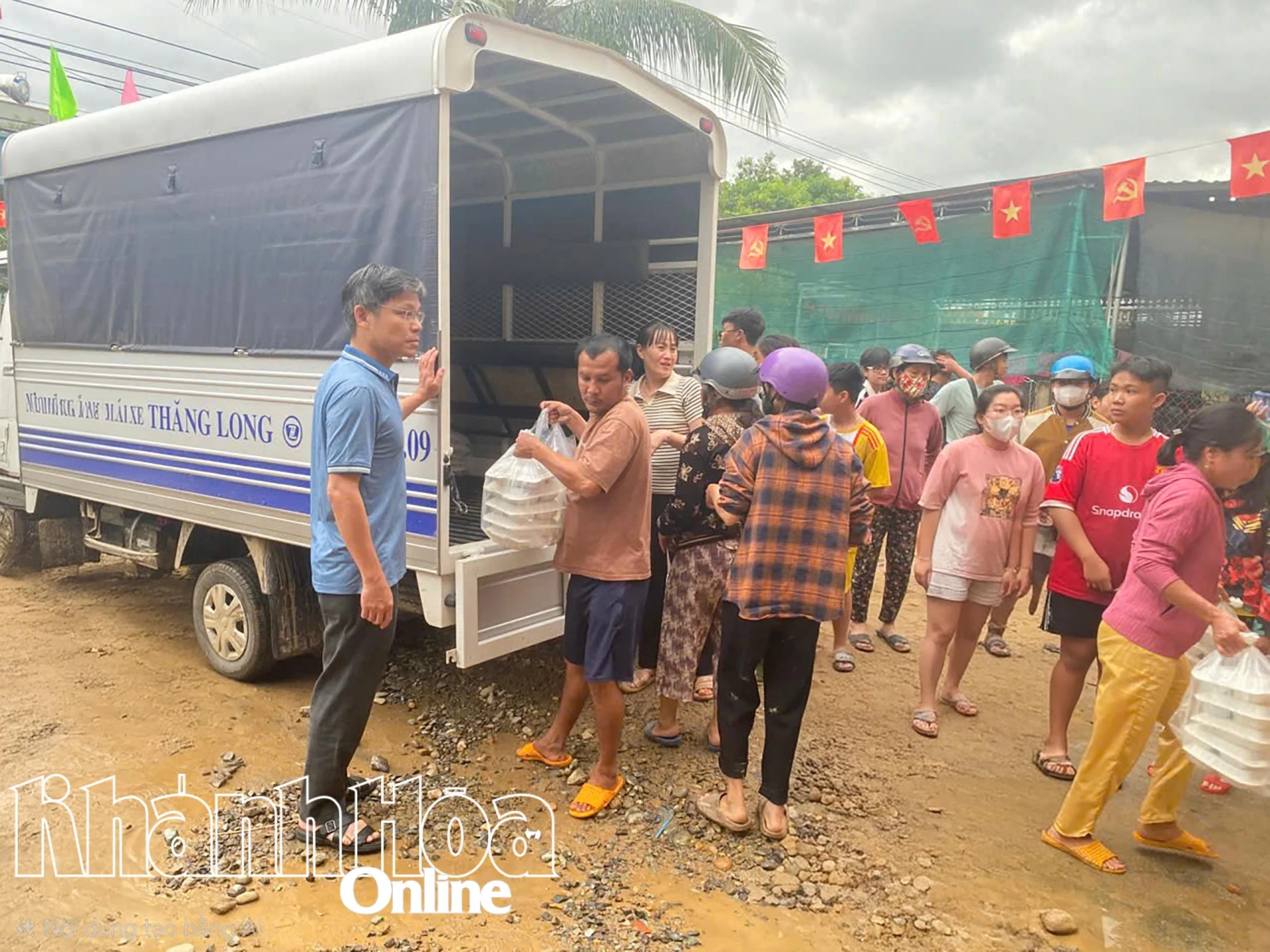 탕롱 운전자 훈련 및 시험 센터의 차량은 침수 지역의 주민들을 위해 식량을 운반하고 있습니다.