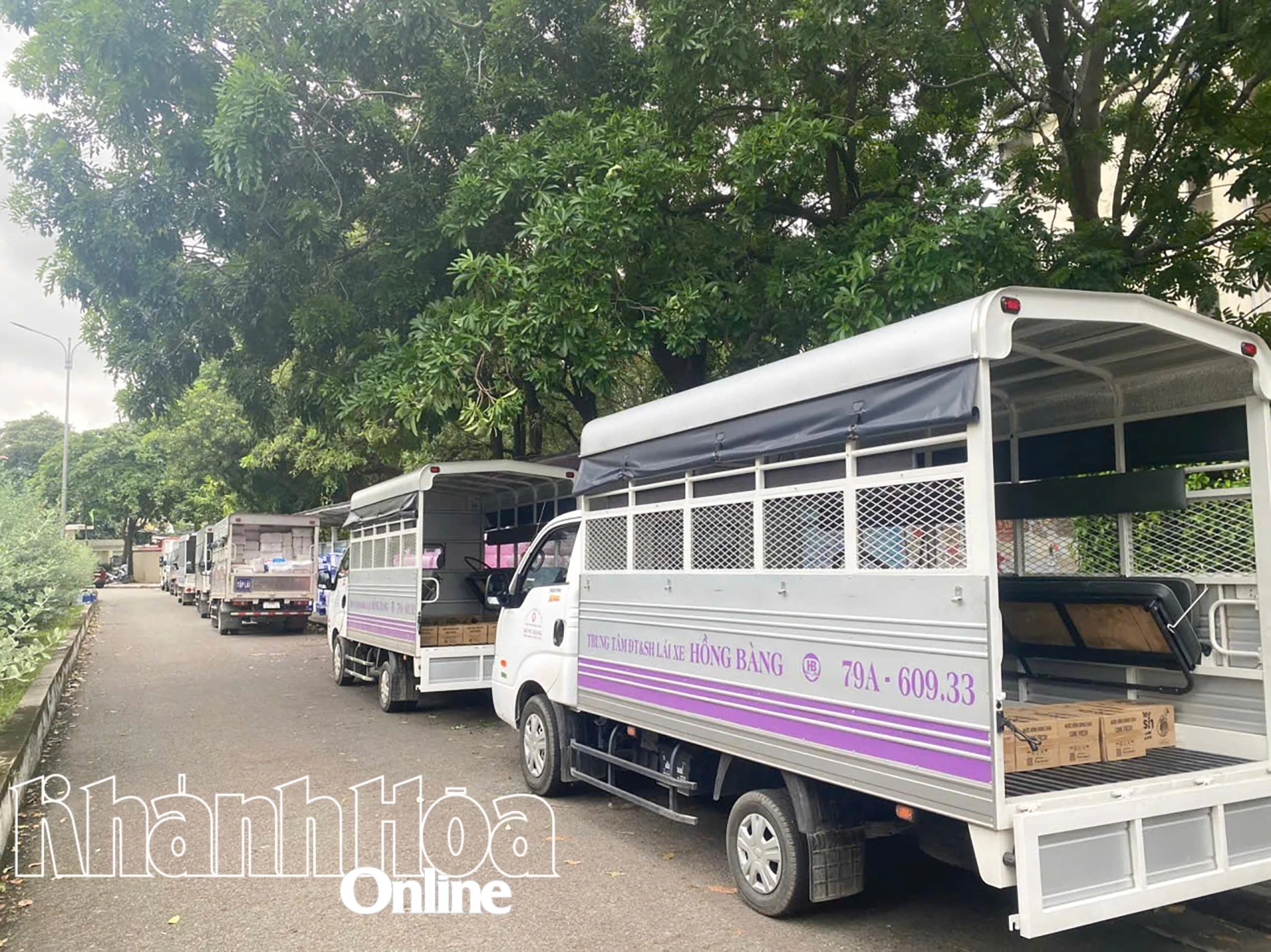 홍방운전교육시험센터의 차량은 홍수 지역에서 주민들을 위해 물품을 운송하는 데 사용됩니다.