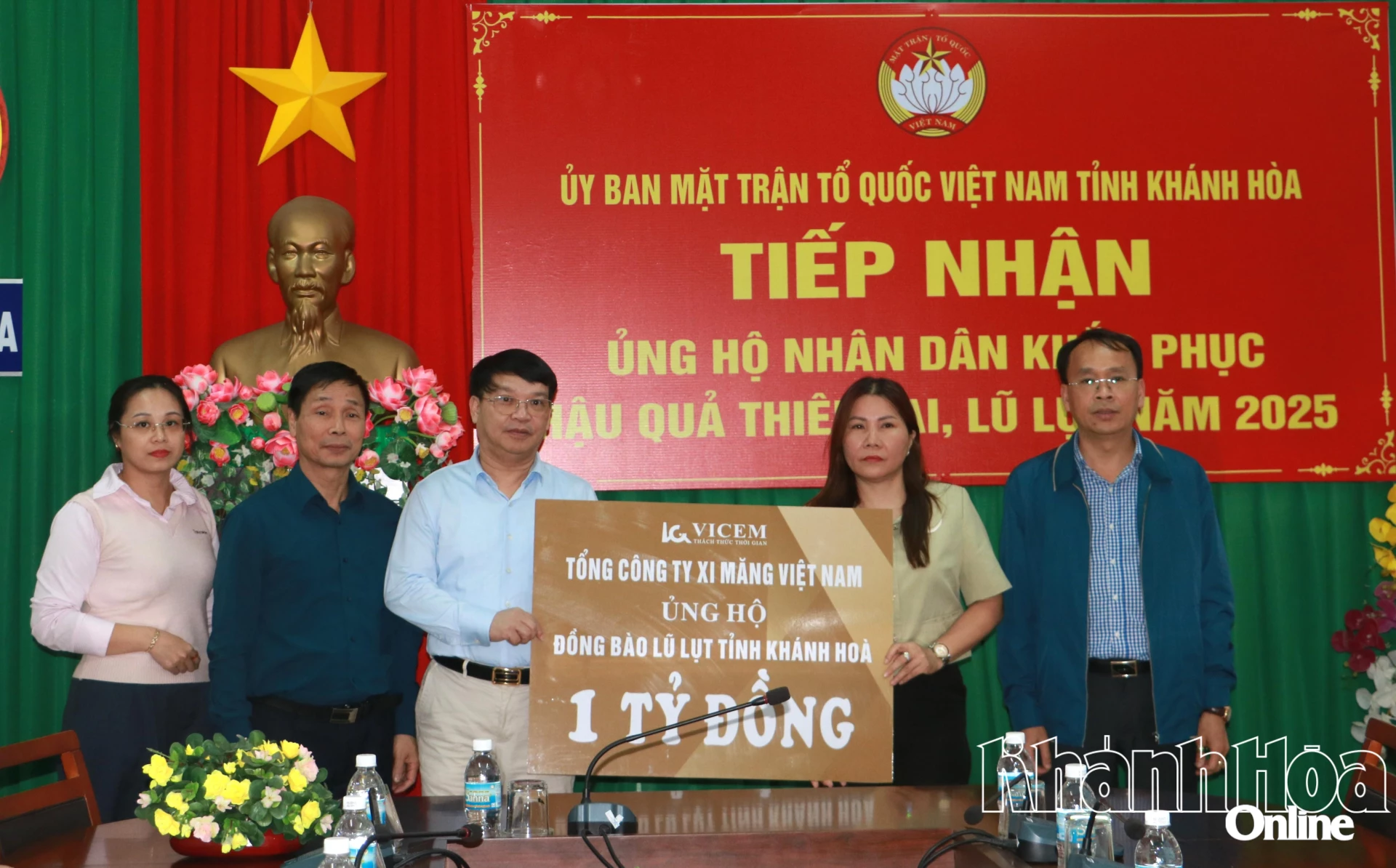 Een vertegenwoordiger van Vietnam Cement Corporation overhandigde een symbolisch bedrag aan financiële middelen ter ondersteuning van het herstel van de overstromingsschade in de provincie aan de leider van het Vietnamese Vaderlandsfrontcomité van de provincie.