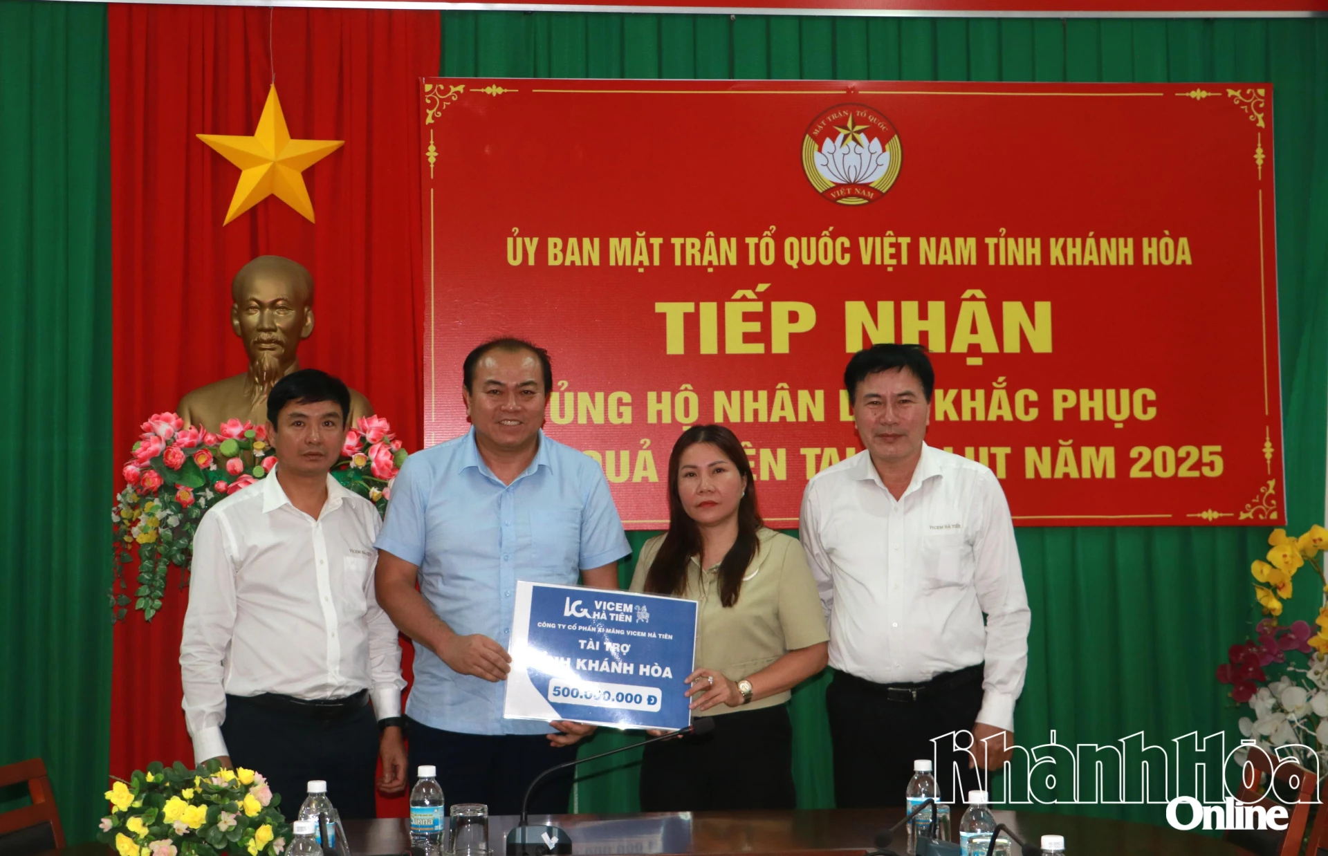 Een vertegenwoordiger van VICEM Ha Tien Cement Joint Stock Company overhandigde een symbolisch financieringsbord aan de leiders van het Vietnamese Vaderlandsfrontcomité van de provincie, ter ondersteuning van het herstel van de overstromingsschade in de provincie.