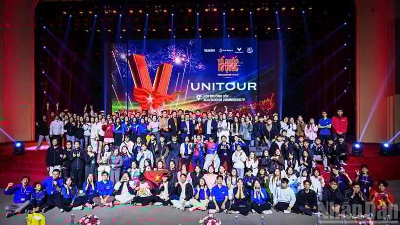 តំណាងកាសែត Nhan Dan គ្រូបង្រៀននៃសាកលវិទ្យាល័យ VinUni និងសិស្សានុសិស្សបានថតរូបអនុស្សាវរីយ៍បន្ទាប់ពីការបញ្ចាំងភាពយន្ត។ (រូបថត៖ THANH DAT)