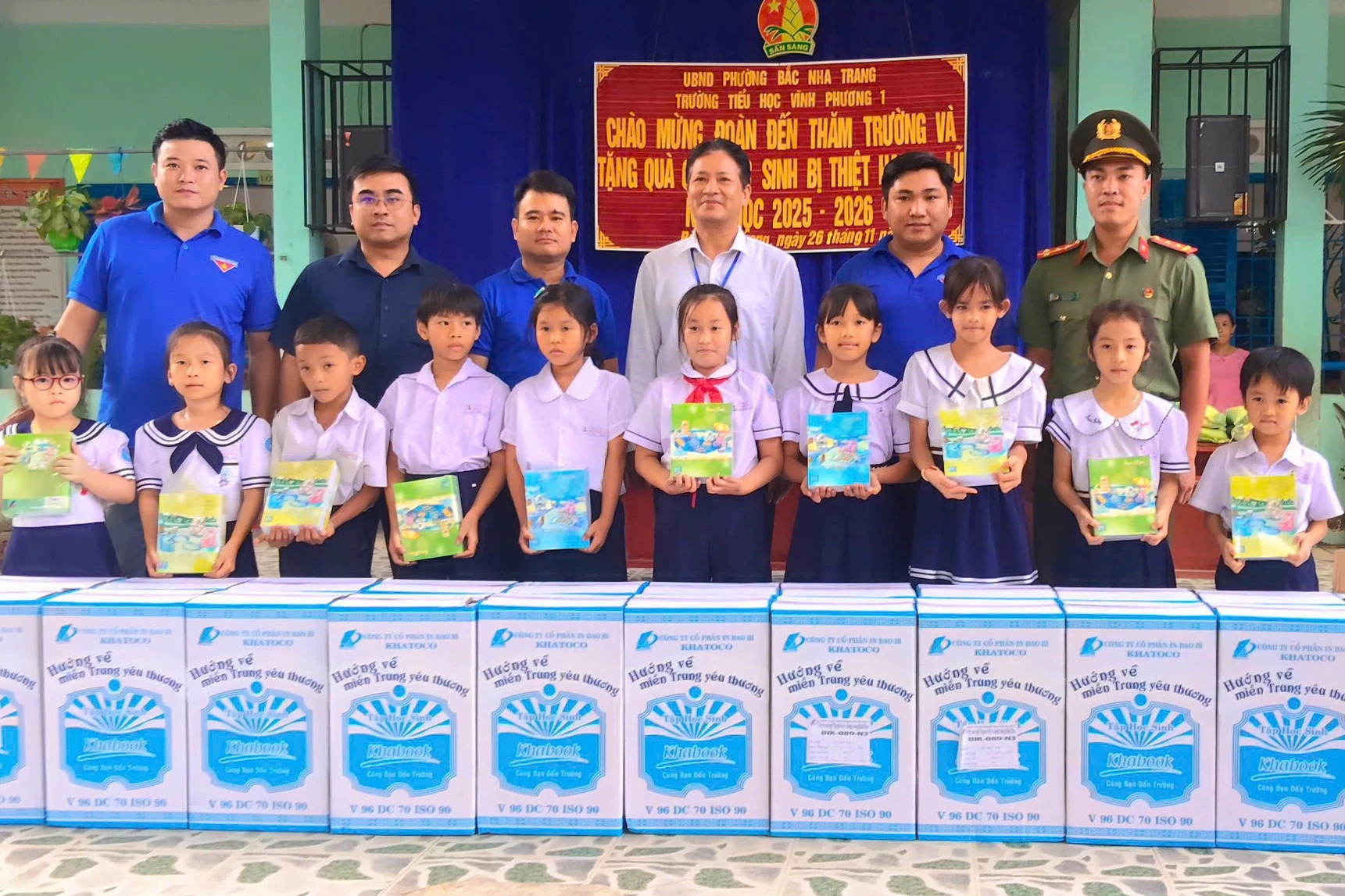 Delegația a oferit caiete elevilor din secția Tay Nha Trang.