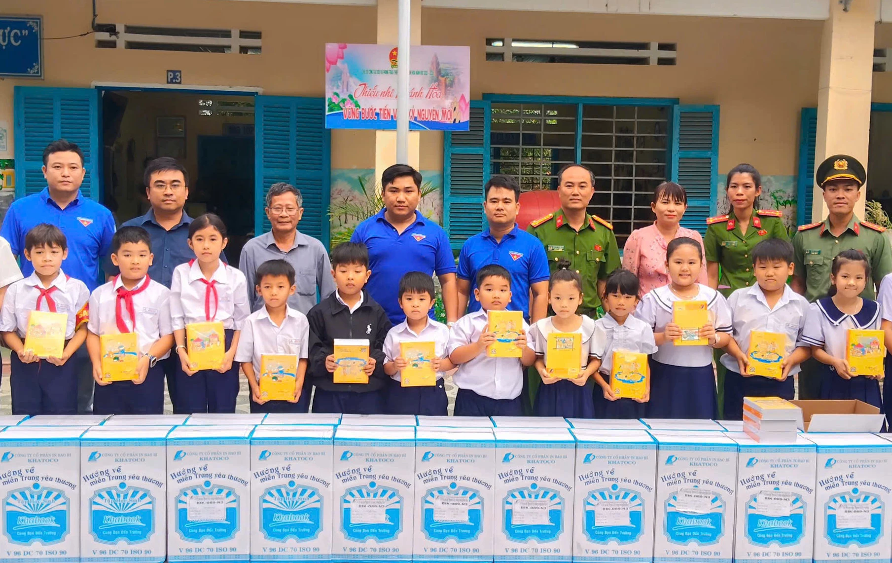 Donarea de caiete elevilor din comuna Nam Ninh Hoa.