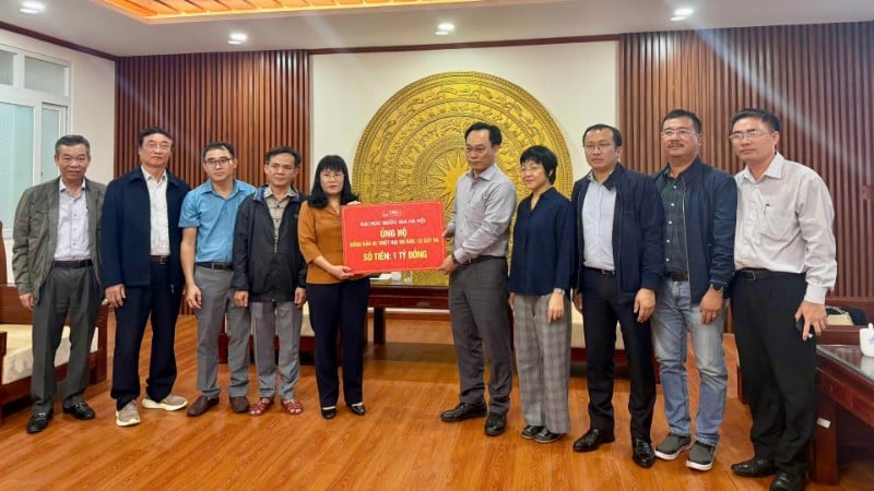 Hanoi Ulusal Üniversitesi Müdürü Doçent Dr. Hoang Minh Son, Dak Lak eyaletindeki halkın sellerin yol açtığı sonuçların üstesinden gelmesine destek olmak amacıyla 1 milyar VND bağışladı. Etkinliğe, İl Halk Komitesi Daimi Başkan Yardımcısı Ho Thi Nguyen Thao da katıldı.