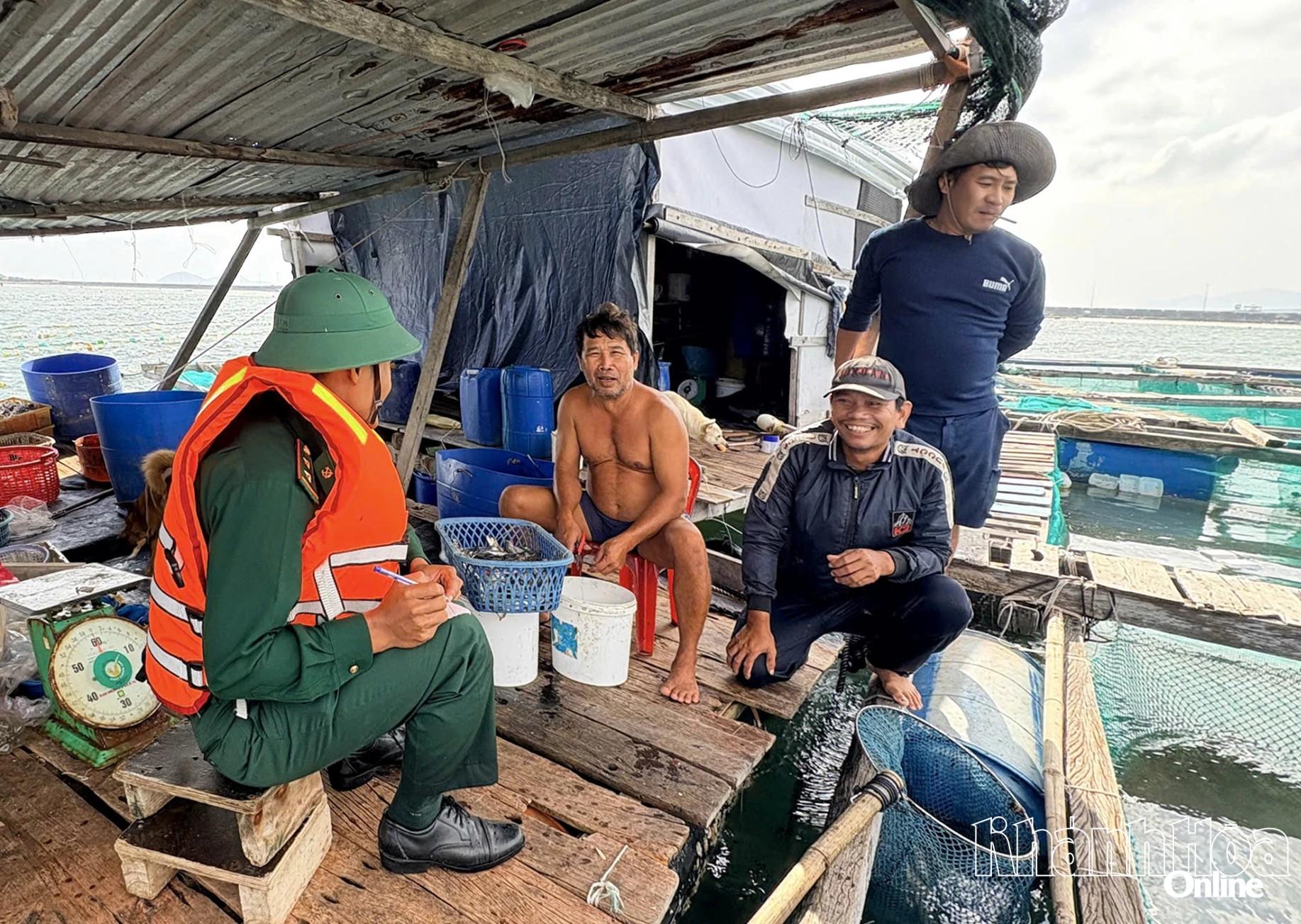 निन्ह फुओक सीमा रक्षक स्टेशन के सैनिक डोंग निन्ह होआ वार्ड में जलीय कृषि किसानों को तूफान से बचने के लिए किनारे पर जाने के लिए प्रेरित और प्रेरित कर रहे हैं।