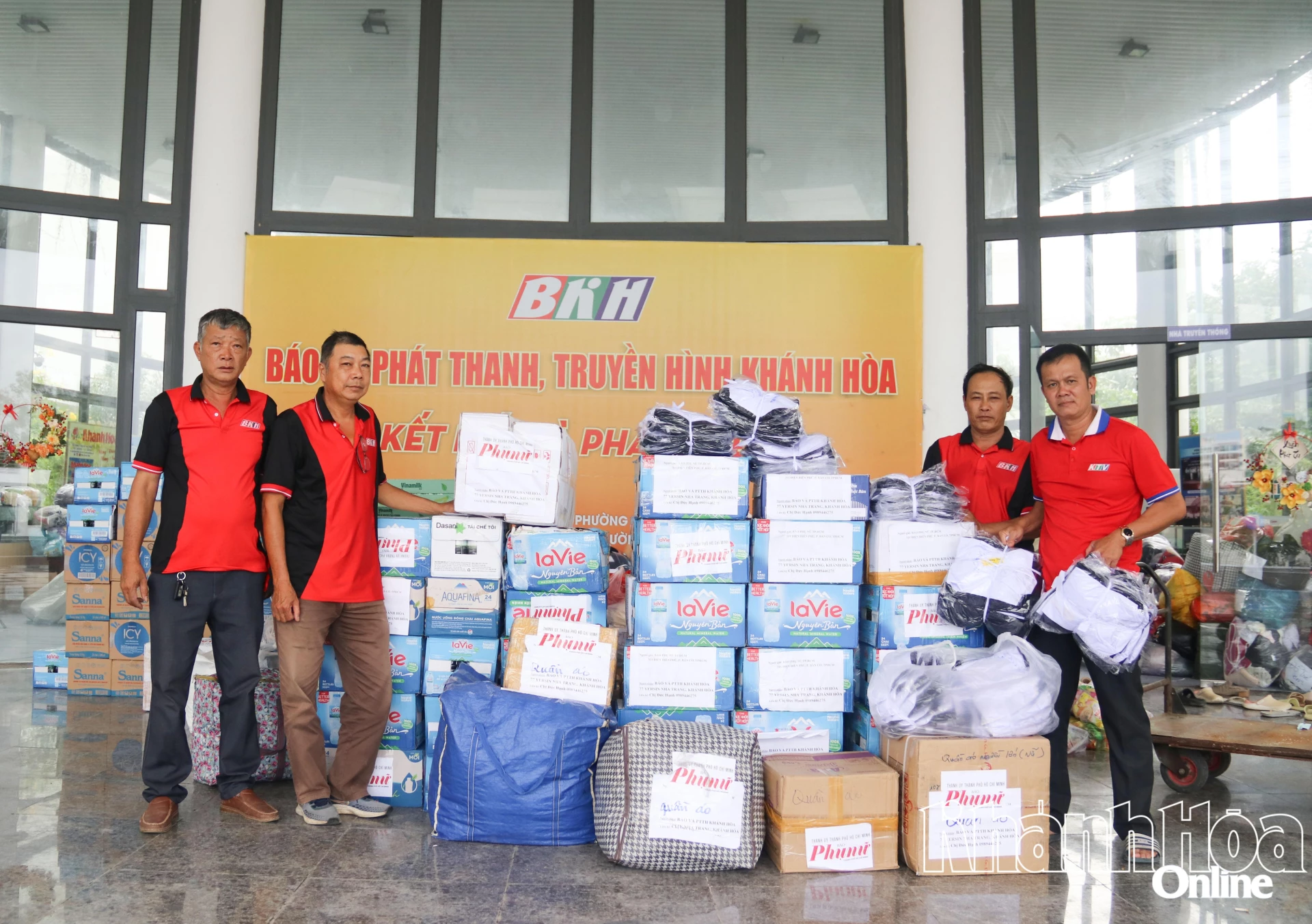 ב-26 בנובמבר, עיתון, רדיו וטלוויזיה חאן הואה קיבלו 3 משלוחים נוספים עם סך של 6 טונות של סחורות שנשלחו על ידי עיתון הנשים של הו צ'י מין סיטי כדי לתמוך באנשים באזורים שנפגעו מההצפות.