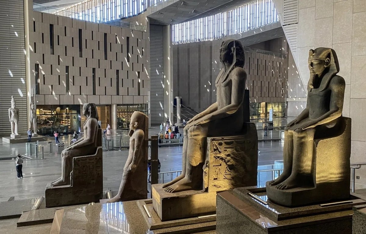 Dans le hall principal du musée se trouve une rangée de statues géantes de pharaons.