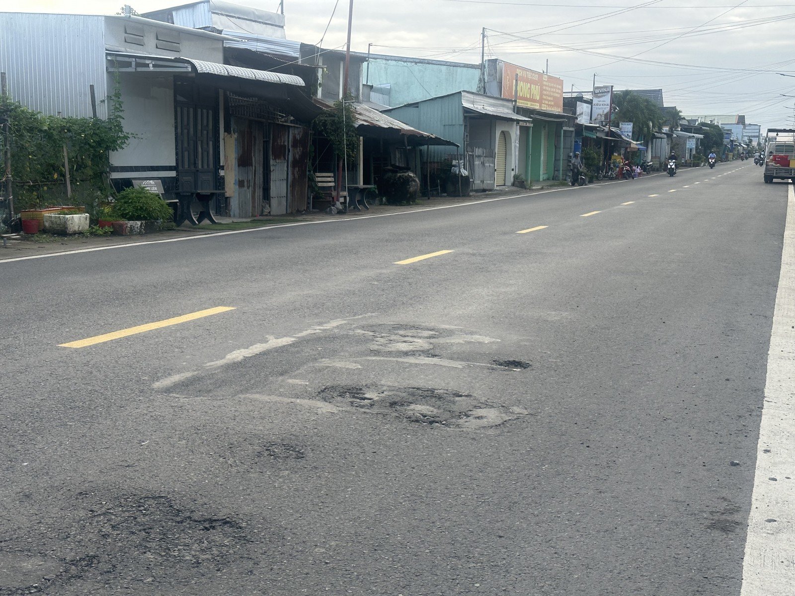 Quốc lộ 80 mới sửa lại hỏng