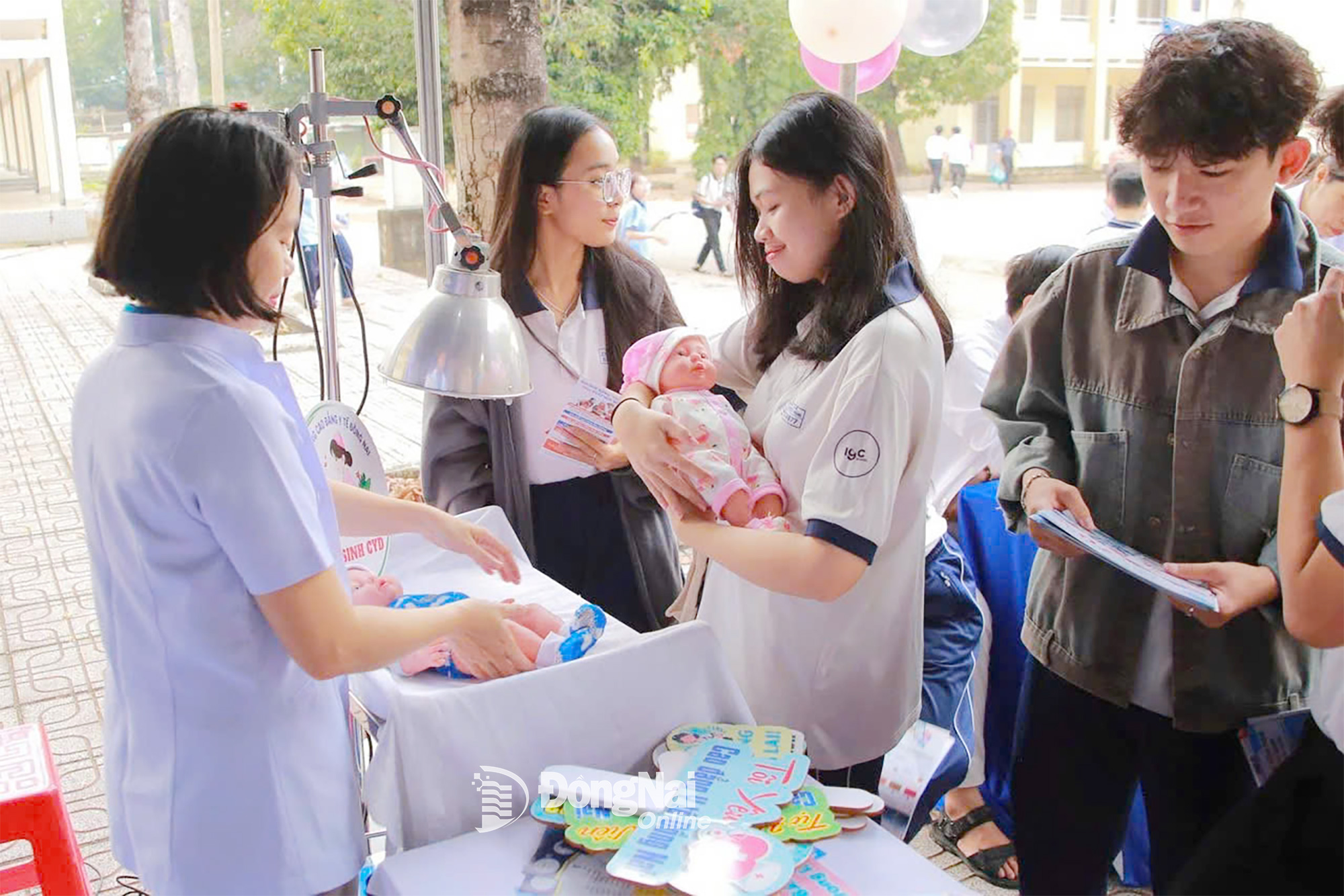 Dozenten des Dong Nai Medical College führen Studierende in das Thema Reproduktionsmedizin ein. Foto: C.T.V.   