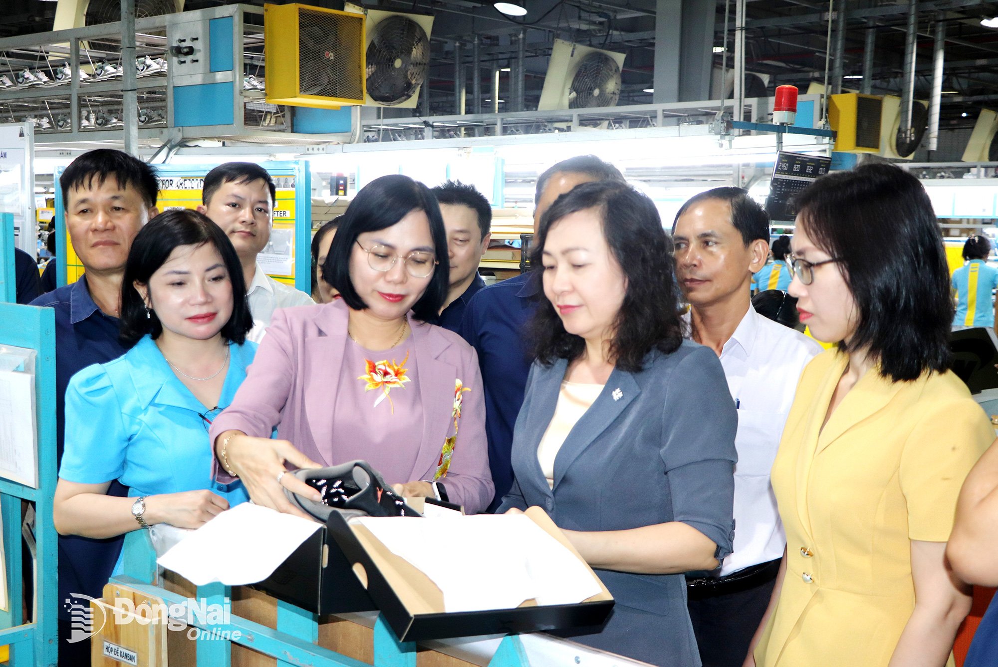 Kameraad Huynh Thi Hang (voorste rij, 2e van rechts), adjunct-secretaris van het provinciaal partijcomité, voorzitter van het provinciaal Vietnamees Vaderlandsfrontcomité, en kameraad Nguyen Thi Hoang (voorste rij, 2e van links), lid van het provinciaal partijcomité, vicevoorzitter van het provinciaal volkscomité, bezochten de fabriek van Changshin Vietnam Co., Ltd. (een Koreaanse onderneming) in het industriepark Thanh Phu, wijk Tan Trieu, provincie Dong Nai. Foto: Ngoc Lien