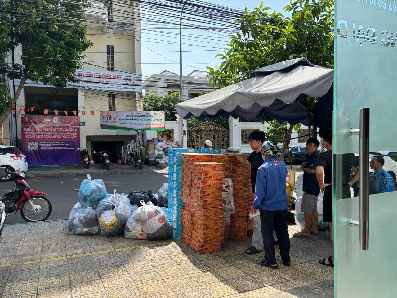 Ziarul juridic vietnamez livrează peste 20 de tone de bunuri esențiale oamenilor din zonele afectate de inundații