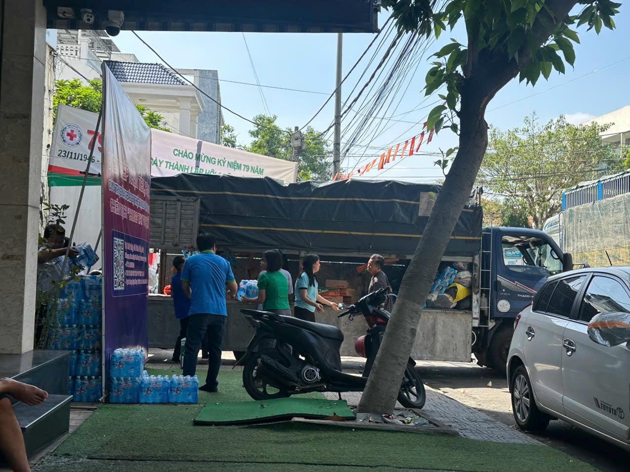 Ziarul juridic vietnamez livrează peste 20 de tone de bunuri esențiale oamenilor din zonele afectate de inundații