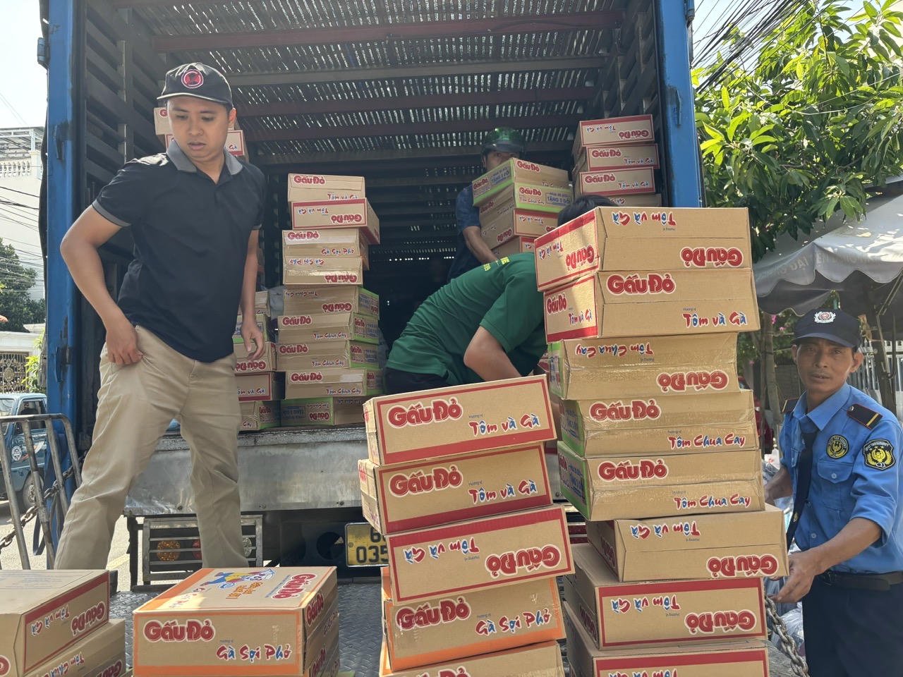 Ziarul juridic vietnamez livrează peste 20 de tone de bunuri esențiale oamenilor din zonele afectate de inundații