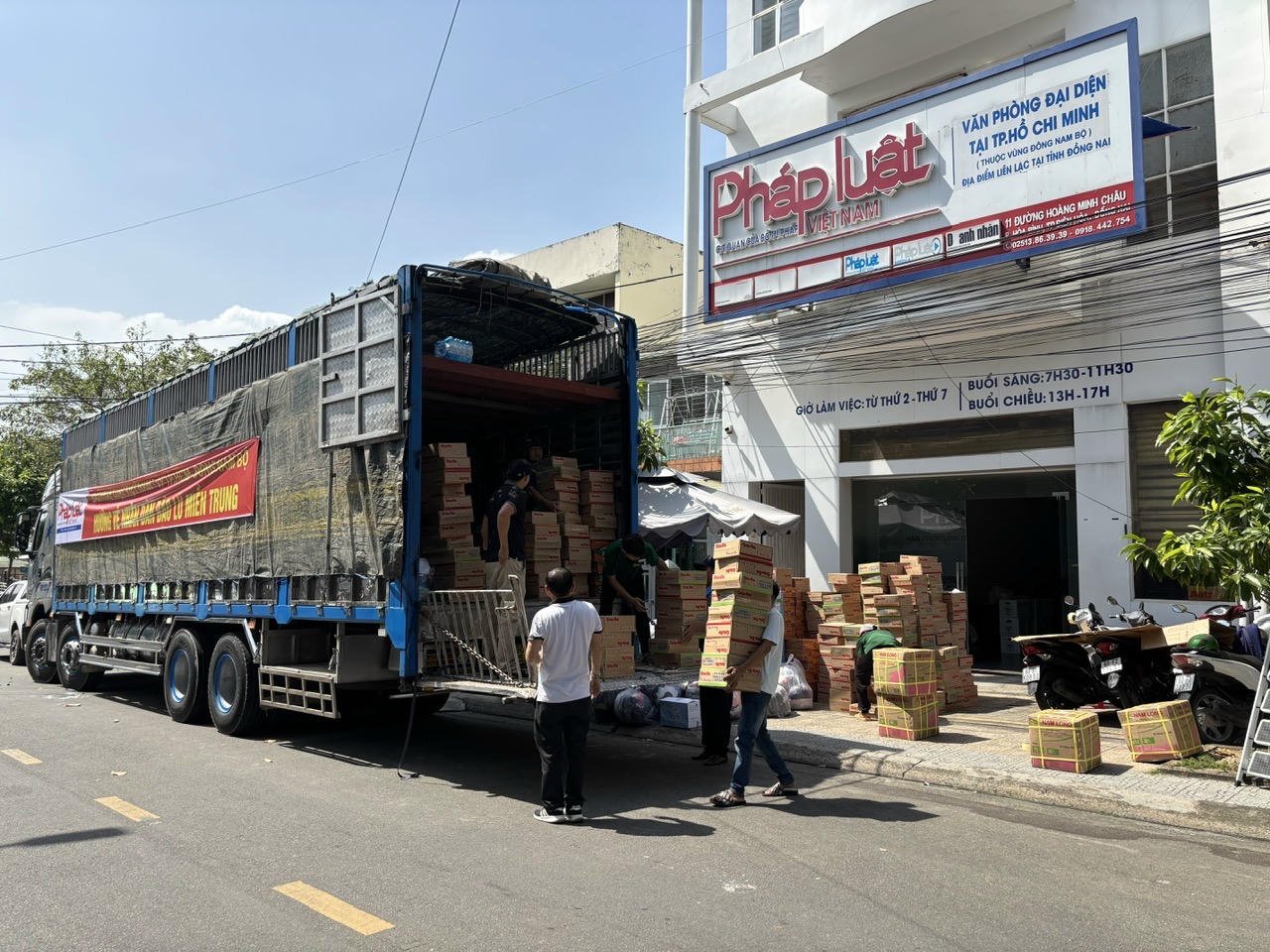 Ziarul juridic vietnamez livrează peste 20 de tone de bunuri esențiale oamenilor din zonele afectate de inundații
