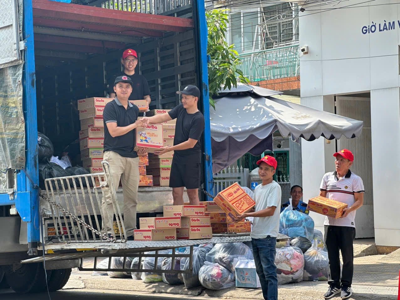 Ziarul juridic vietnamez livrează peste 20 de tone de bunuri esențiale oamenilor din zonele afectate de inundații