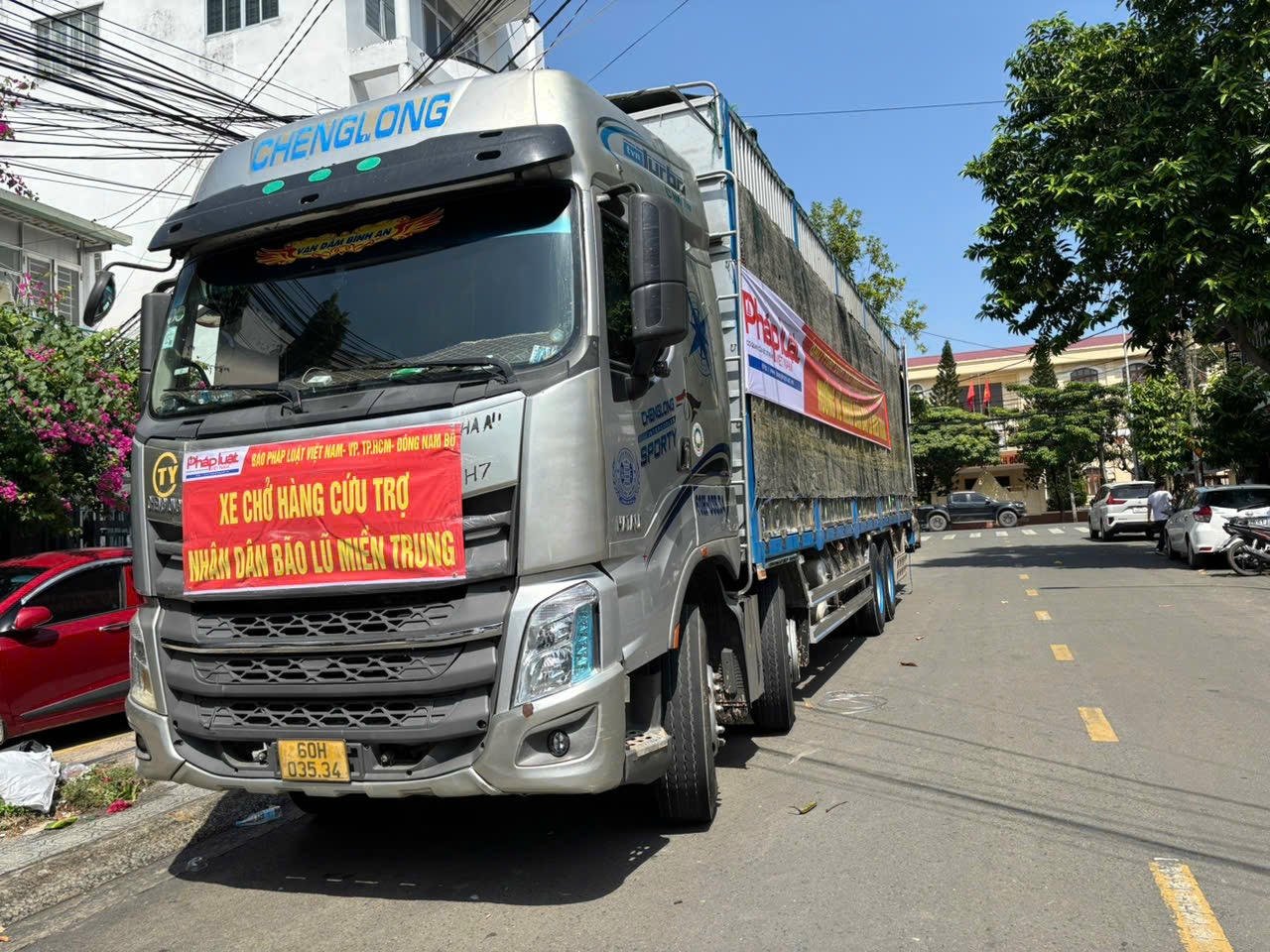 Ziarul juridic vietnamez livrează peste 20 de tone de bunuri esențiale oamenilor din zonele afectate de inundații