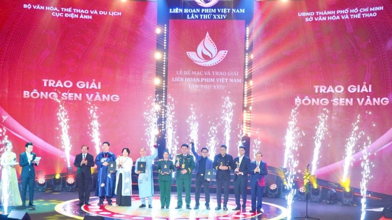 הענקת פרס לוטוס הזהב לסרטים מצטיינים בפסטיבל הסרטים ה-24 של וייטנאם. (צילום: MAI ANH)