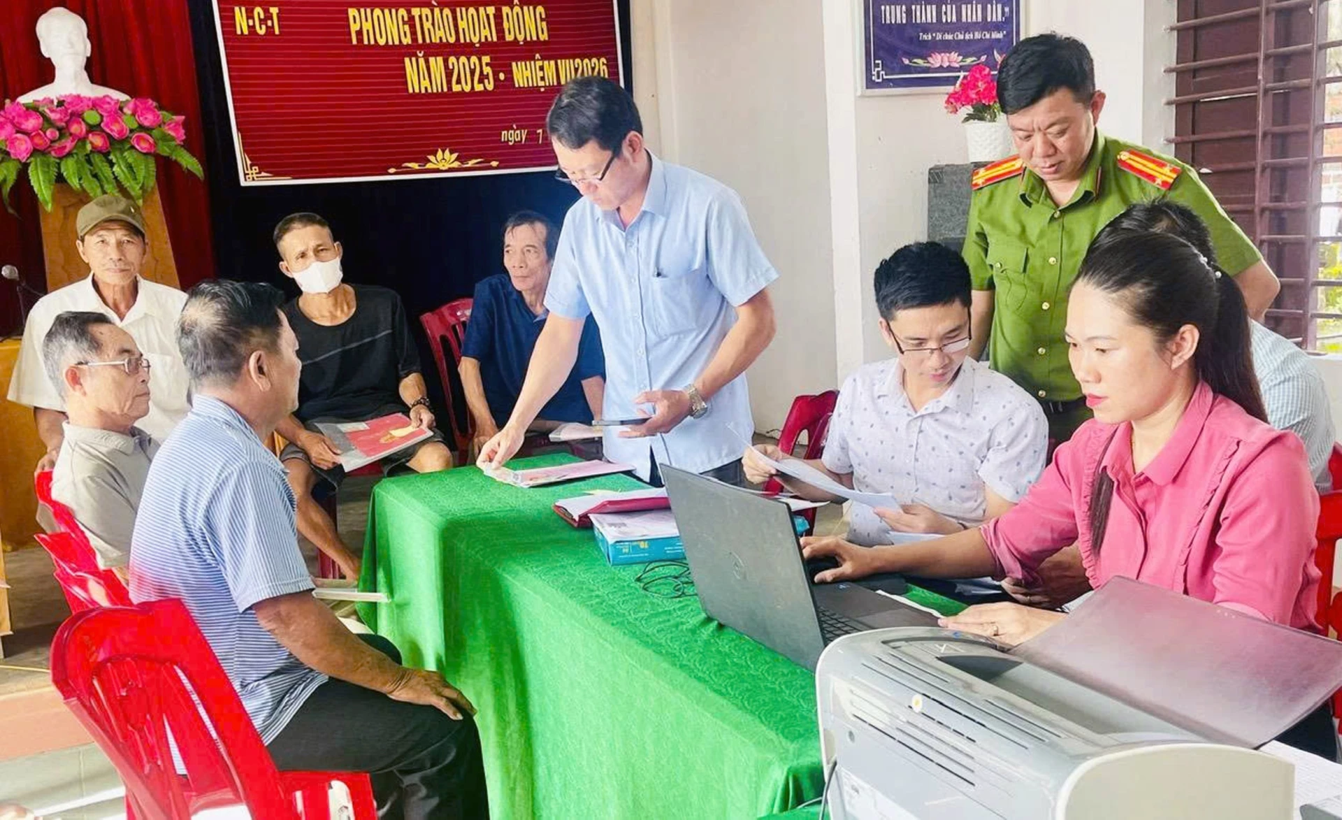 Ambtenaren van de gemeente Quang Ninh begeleiden mensen bij het aangeven en bijwerken van landinformatie. - Foto: L.C.