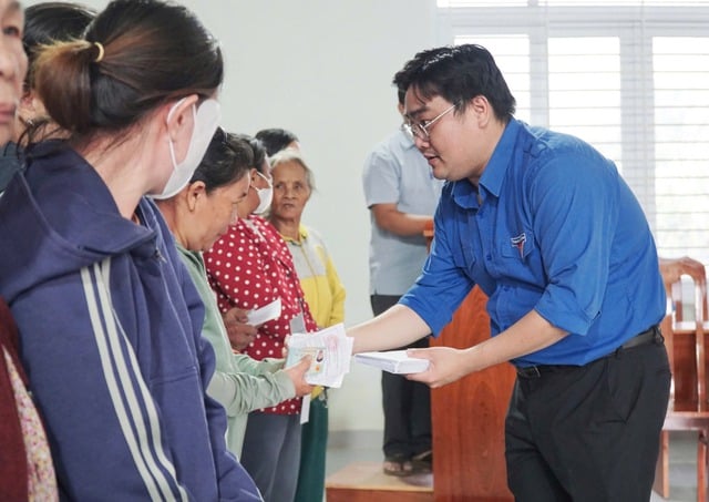 Chiến sĩ áo xanh xắn tay dọn dẹp, trao gần 1.000 phần quà cho học sinh vùng lũ - Ảnh 1.