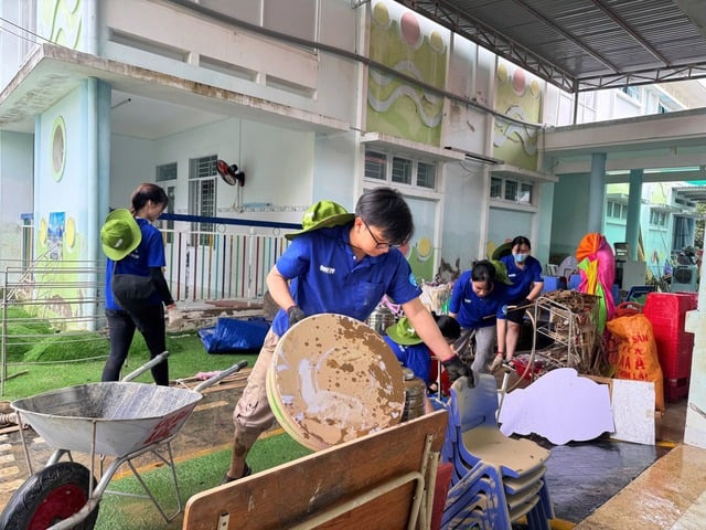 Chiến sĩ áo xanh xắn tay dọn dẹp, trao gần 1.000 phần quà cho học sinh vùng lũ - Ảnh 2.