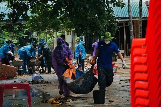 Chiến sĩ áo xanh xắn tay dọn dẹp, trao gần 1.000 phần quà cho học sinh vùng lũ - Ảnh 5.