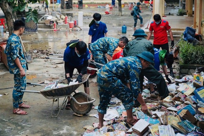 Chiến sĩ áo xanh xắn tay dọn dẹp, trao gần 1.000 phần quà cho học sinh vùng lũ - Ảnh 6.