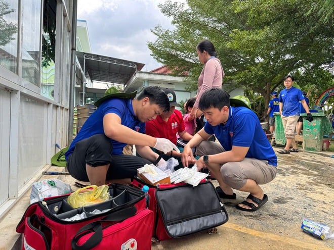 Chiến sĩ áo xanh xắn tay dọn dẹp, trao gần 1.000 phần quà cho học sinh vùng lũ - Ảnh 7.