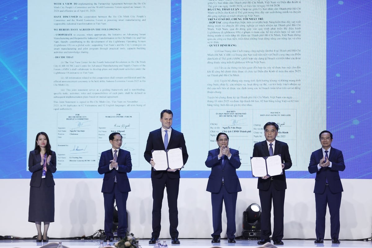 Thủ tướng Chính phủ Phạm Minh Chính, Phó Thủ tướng Bùi Thanh Sơn, Thứ trưởng Bộ Ngoại giao Nguyễn Minh Hằng và Chủ tịch UBND TP.HCM Nguyễn Văn Được chứng kiến lễ công bố hợp tác chiến lược giữa TP.HCM và Diễn đàn Kinh tế Thế giới (WEF). Ảnh: Nguyễn Thủy.