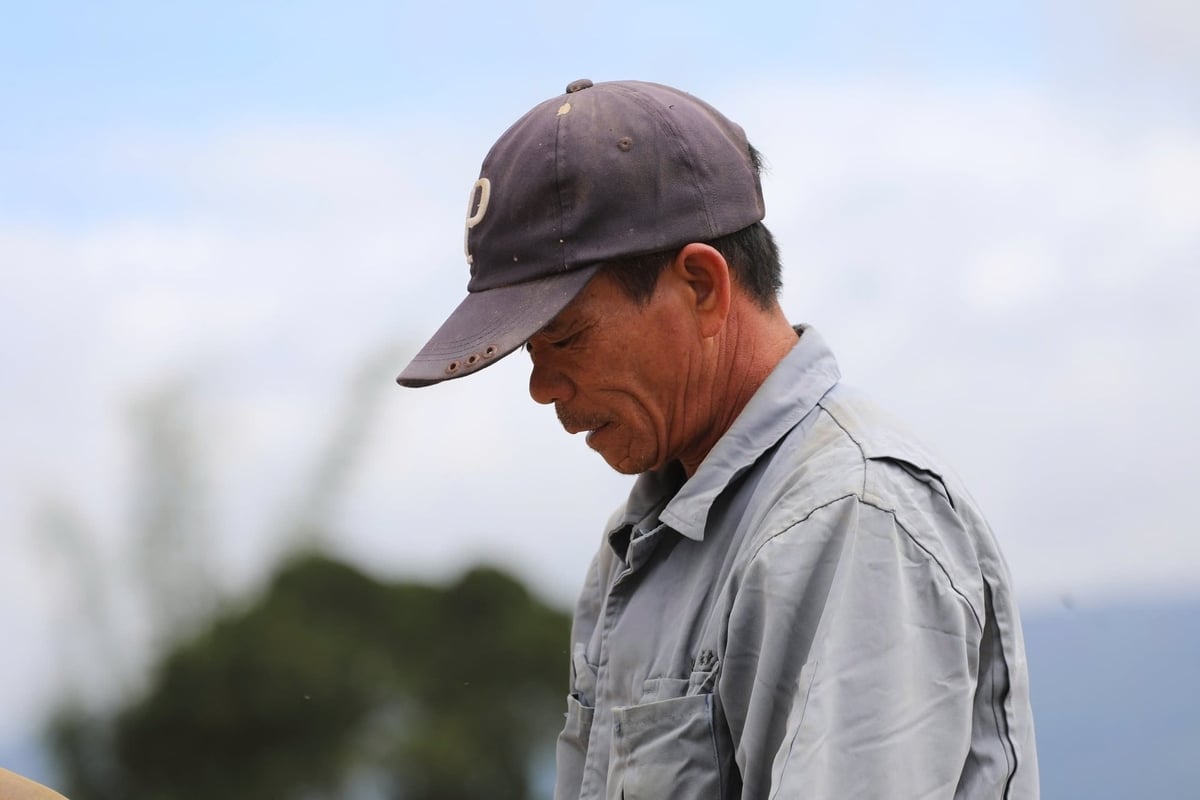 Ông Lê Văn Thắng, trú thôn Tân Lập, xã Ka Đô, đứng lặng, tay run run nhặt những mảnh lưới còn sót lại sau trận lũ dữ. Ảnh: TL.