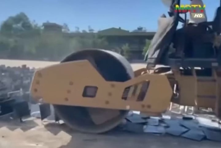 ایک روڈ رولر نے ایک فراڈ تنظیم کے کمپیوٹر اسکرین کو کچل دیا۔ (تصویر: ایم آر ٹی وی)