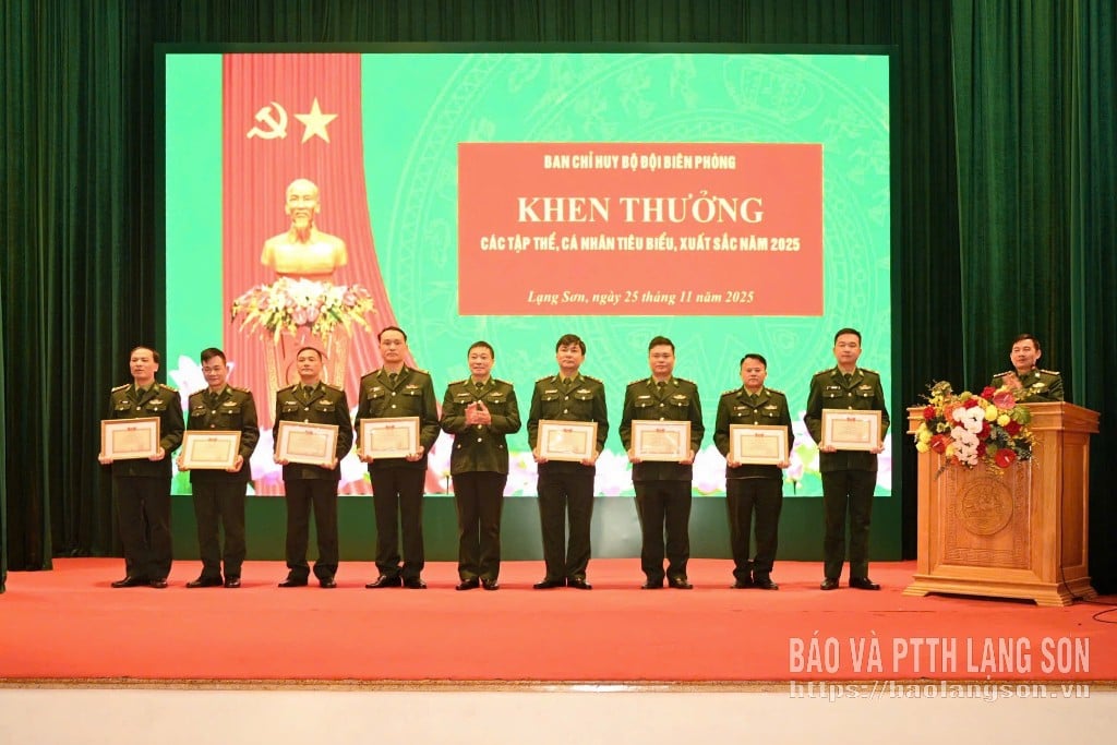 ថ្នាក់​ដឹកនាំ​បញ្ជាការដ្ឋាន​ការពារ​ព្រំដែន​ខេត្ត បាន​ប្រគល់​ប័ណ្ណសរសើរ​ដល់​សមូហភាព និង​បុគ្គល​ឆ្នើម។