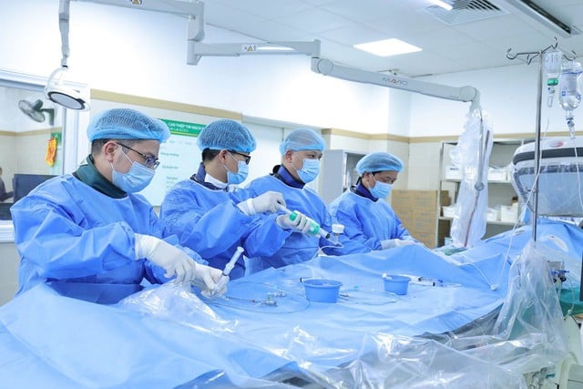 Bệnh viện Bạch Mai: Tiên phong ứng dụng công nghệ mới trong điều trị mạch vành vôi hóa phức tạp bằng bóng phá vôi nội mạch IVL cơ học sử dụng lực Hertz- Ảnh 2.