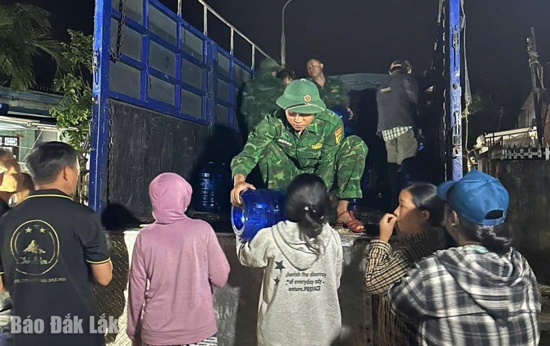 रात के उजाले में, कीचड़ भरी सड़कों पर पानी के भारी डिब्बे ले जाते सीमा रक्षकों की छवि ने गर्मजोशी भरी भावनाएं पैदा कीं, जिससे बाढ़ग्रस्त क्षेत्रों में लोगों में अधिक आत्मविश्वास पैदा हुआ।