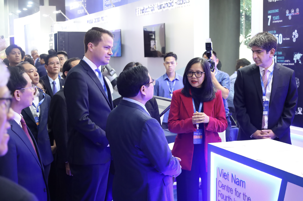 Premier rozmawia z dyrektorem Światowego Forum Ekonomicznego, 60 minut na omówienie strategii dla Wietnamu - 1