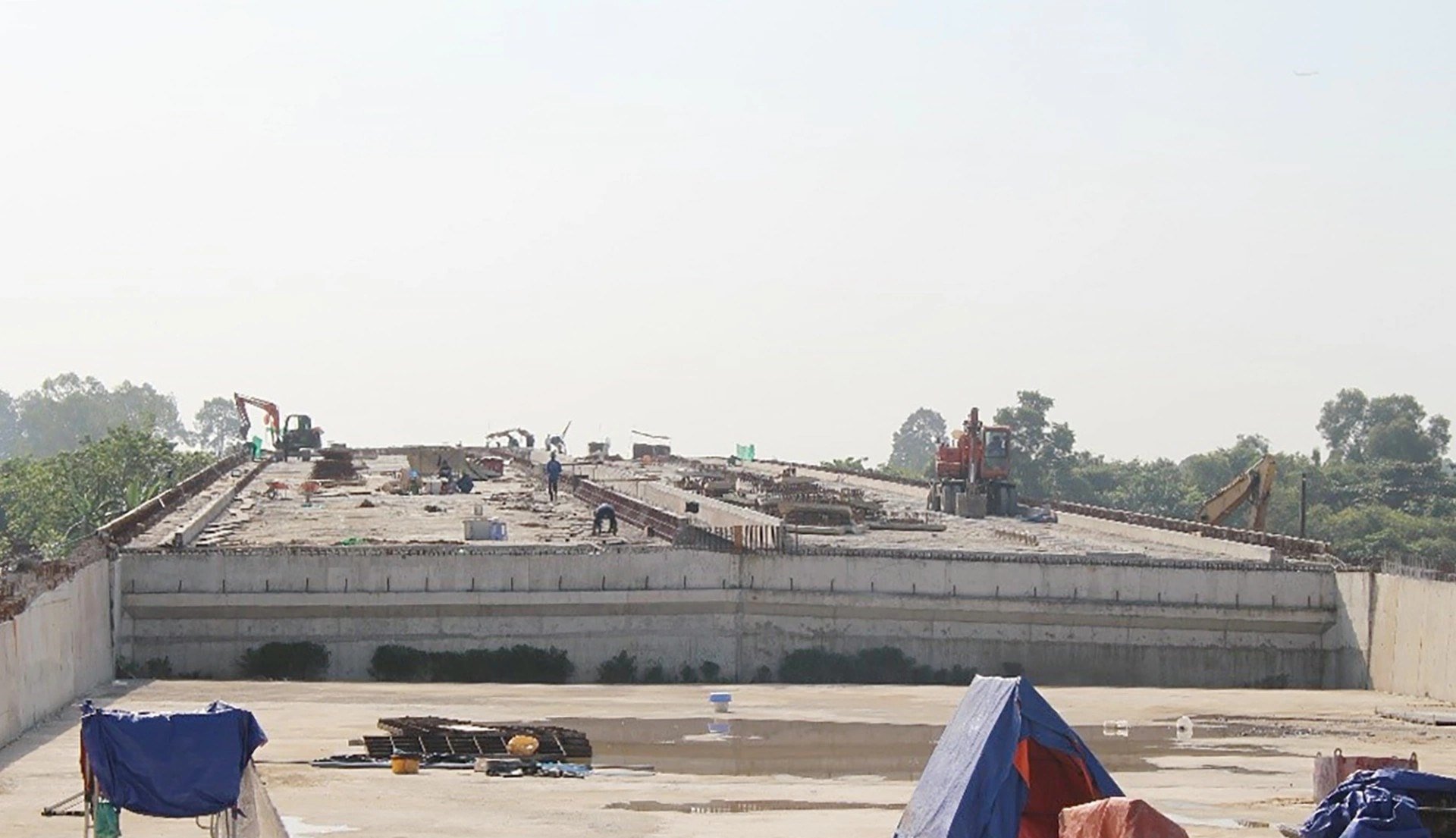 ট্রান বিয়েন ওয়ার্ডের কেন্দ্রীয় অক্ষে থং নাট সেতু নির্মাণাধীন।