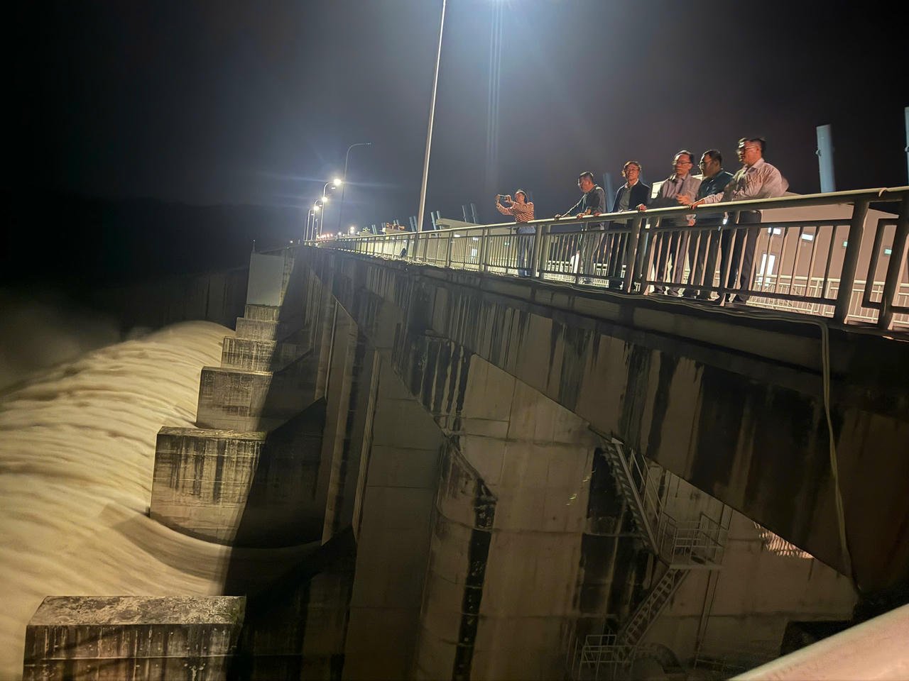 خبراء وعلماء جامعة VNU يجرون مسوحات ميدانية