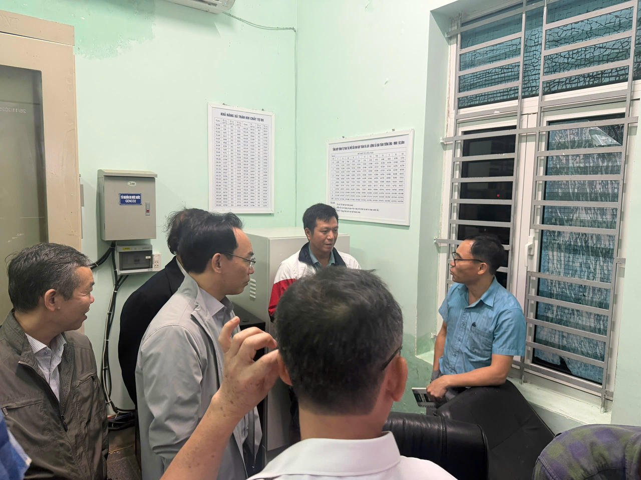 واقترح السيد هوانج مينه سون أيضًا أنه من الضروري تحديد الأسباب الجذرية المؤدية إلى الفيضانات العميقة والانهيارات الأرضية بشكل واضح.