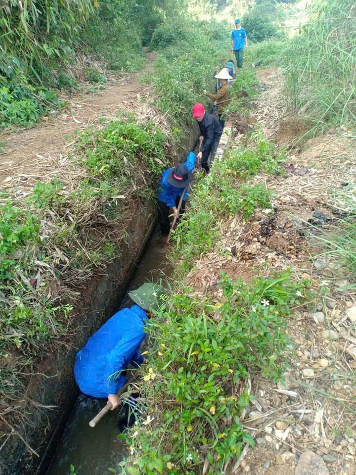 Lực lượng địa phương nạo vét, khơi thông kênh mương trước mùa mưa lũ, đảm bảo dòng chảy và an toàn công trình thủy lợi. Ảnh: H.C. 