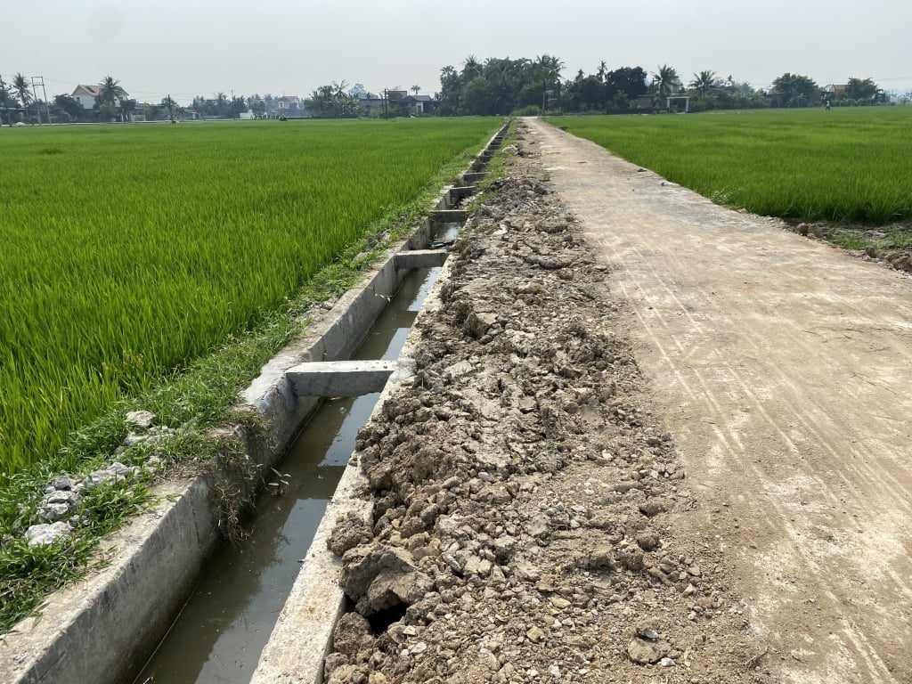 Tuyến kênh tưới tiêu và đường nội đồng mới được kiên cố hóa, giúp nâng cao điều tiết nước và phục vụ sản xuất nông nghiệp tại Điện Biên. Ảnh: H.C. 