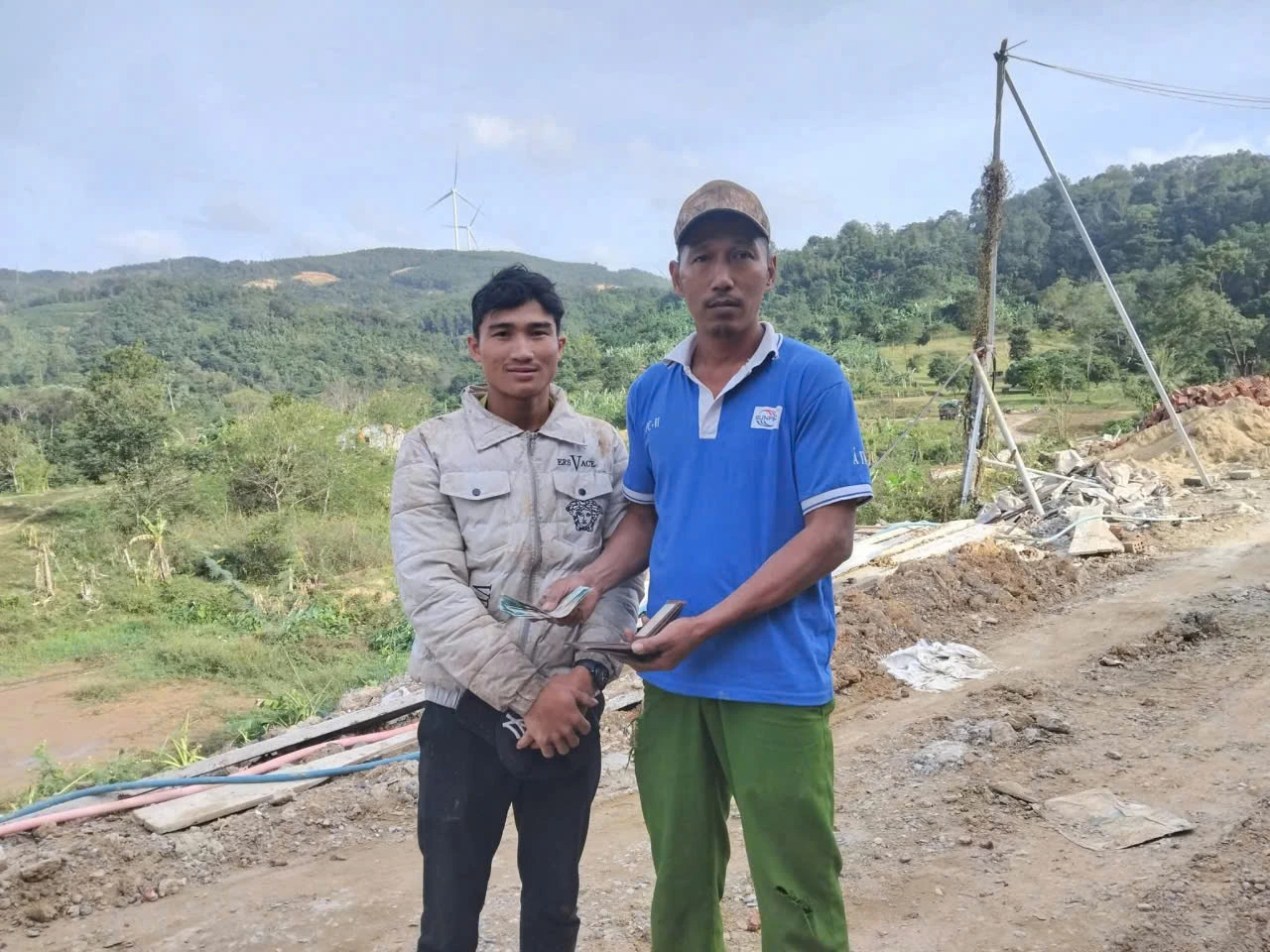 Herr Nguyen Ngoc Vu återlämnade plånboken, dokumenten och pengarna han hittade till herr Ho Da Cop - Foto: ND