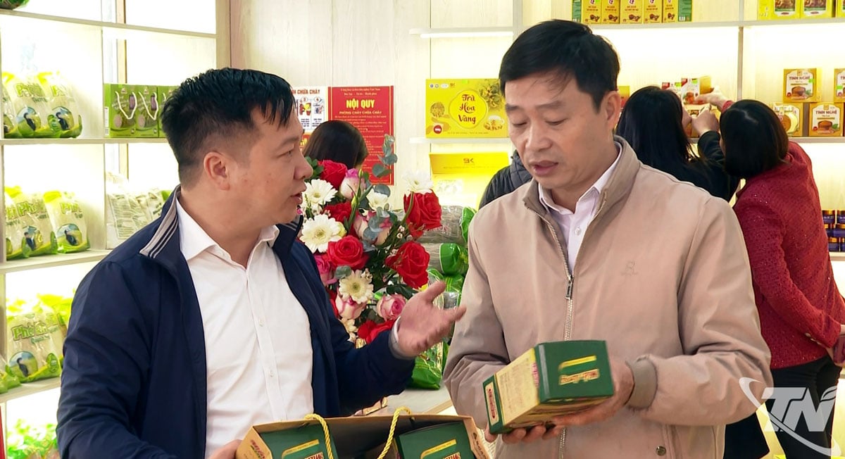 Le Centre de promotion du commerce a examiné la situation de l'approvisionnement en marchandises de fin d'année à la coopérative Que Thanh OCOP, commune de Na Ri.