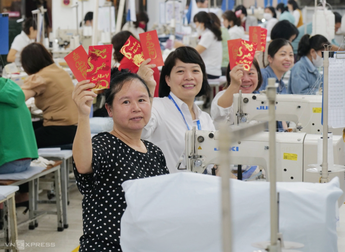 Pekerja 10 Mei (Hanoi) menerima uang keberuntungan pada hari pertama kembali bekerja di pabrik setelah libur Tahun Baru Imlek. Foto: Ngoc Thanh